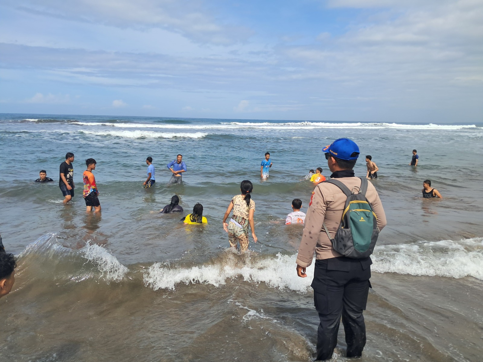 Libur Lebaran Pantai Garut Selatan Masih Ramai, Polairud Polres Awasi Pengunjung