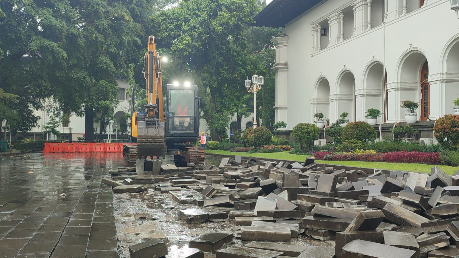 Jalan Diponegoro Tidak Ditutup, KDM Jelaskan Penataan Gedung Sate