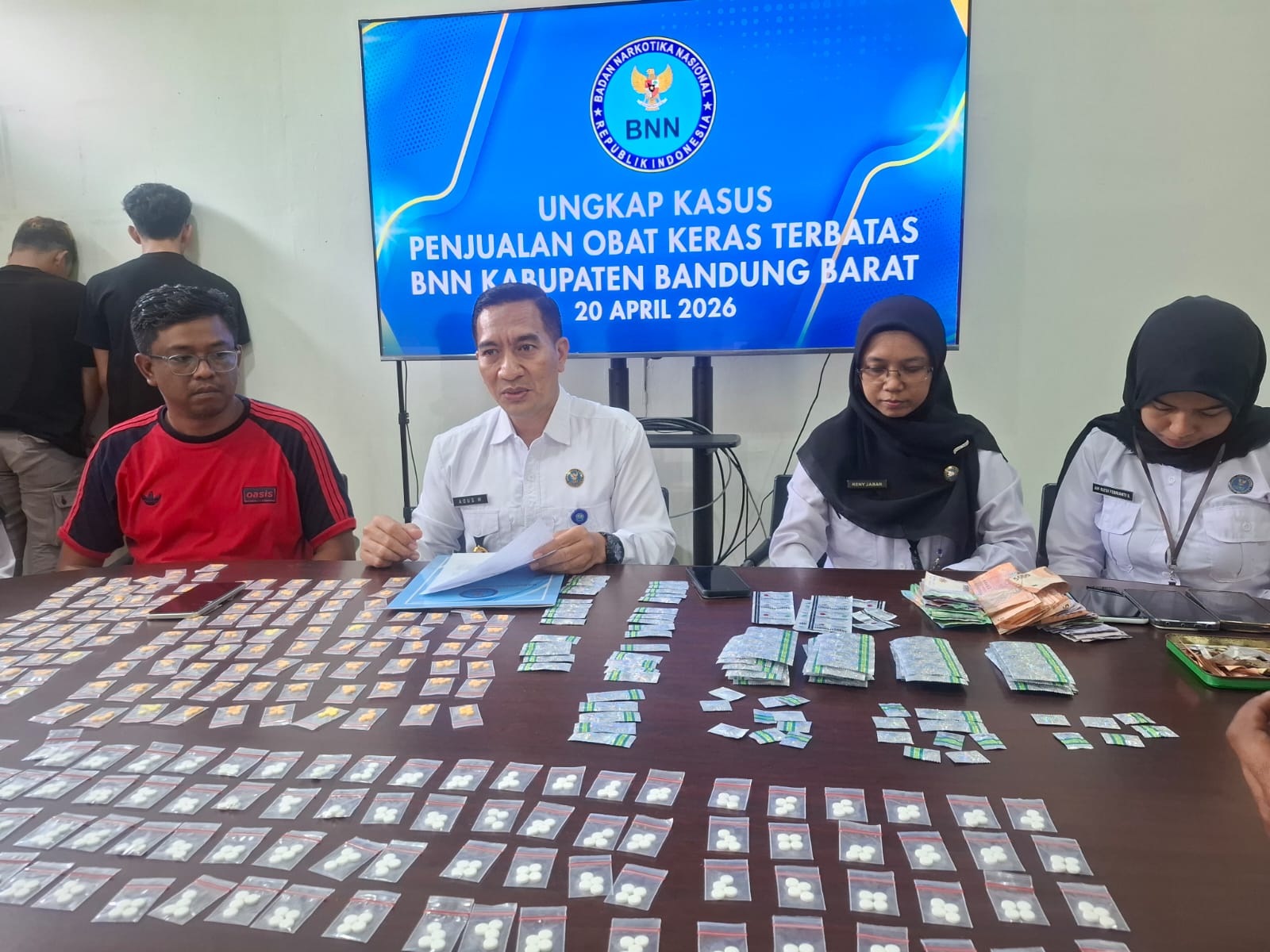 BNNK Bandung Barat Ciduk Tiga Pengedar dan 1 Pemakai Obat Keras Terbatas, Ribuan Pil Berhasil Diamankan