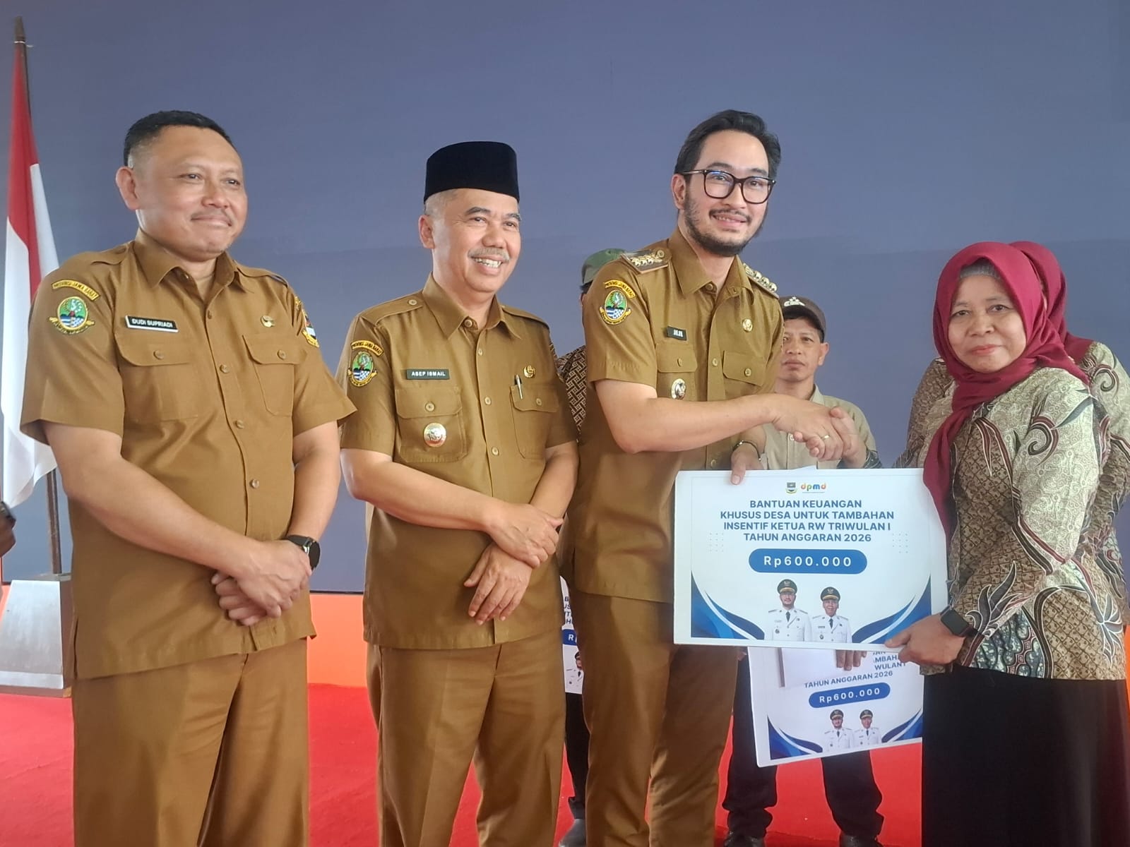 Bupati Bandung Barat Secara Simbolis Serahkan Bantuan Insentif Ketua RT/ RW, Total Anggaran Mencapai Rp16 Miliar 