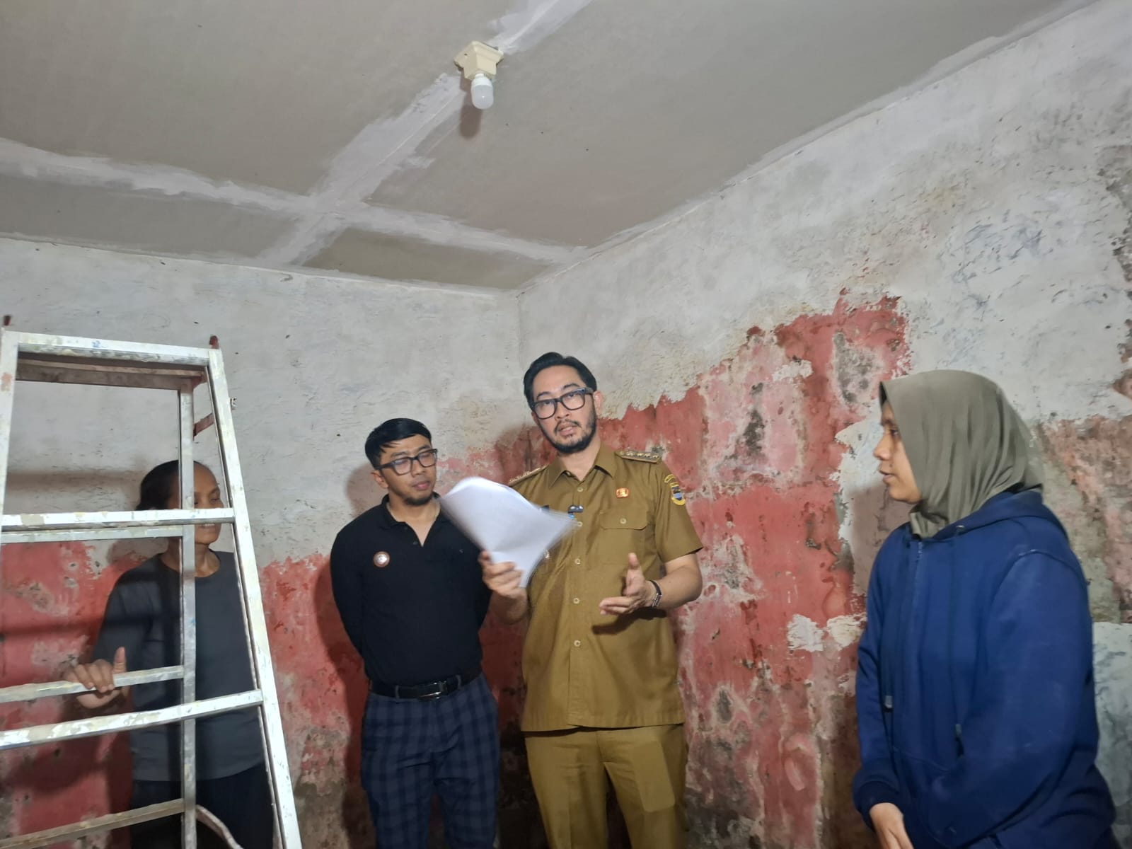 Kunjungi Warga Kertamulya, Jeje Ritchie Ismail Siap Bantu Keramik dan Pompa Perbaikan Rutilahu