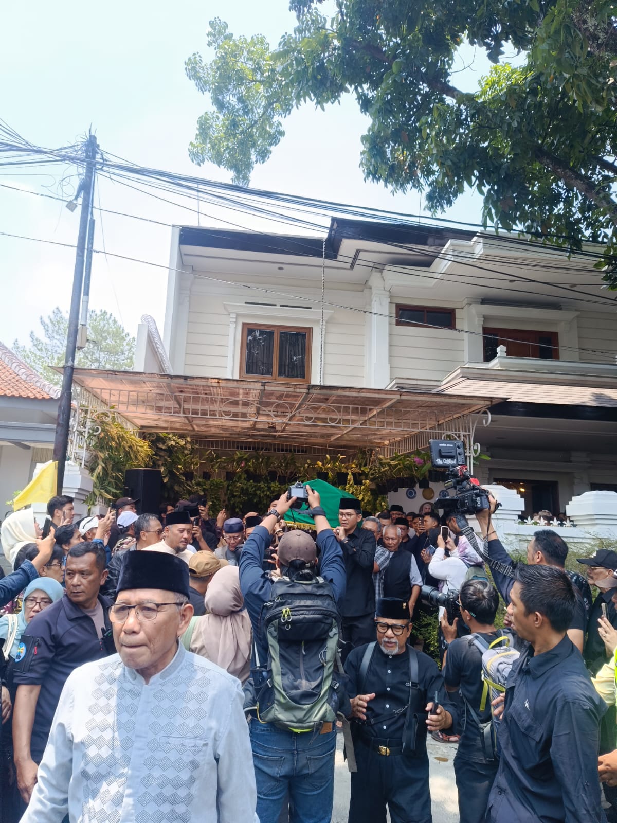 Jenasah Gubernur Jabar Periode 2003-2008 Danny Setiawan Akan dimakamkan di Purwakarta